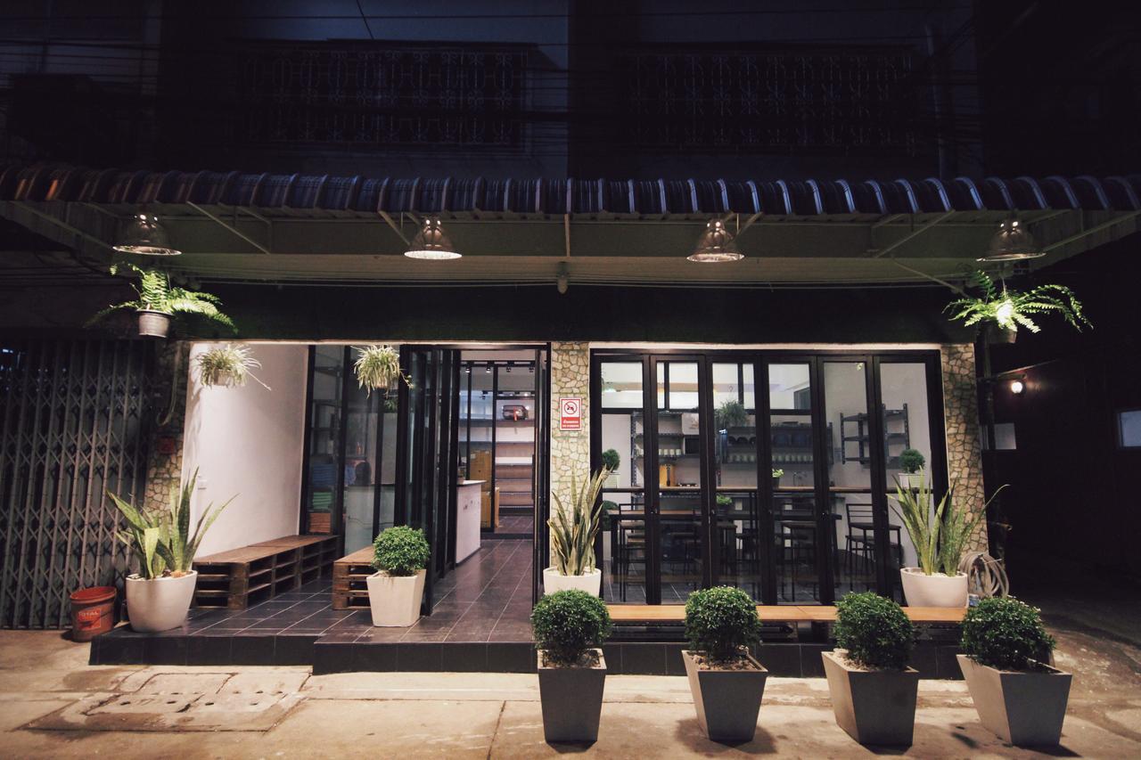 Mint Hostel Bangkok Exteriör bild